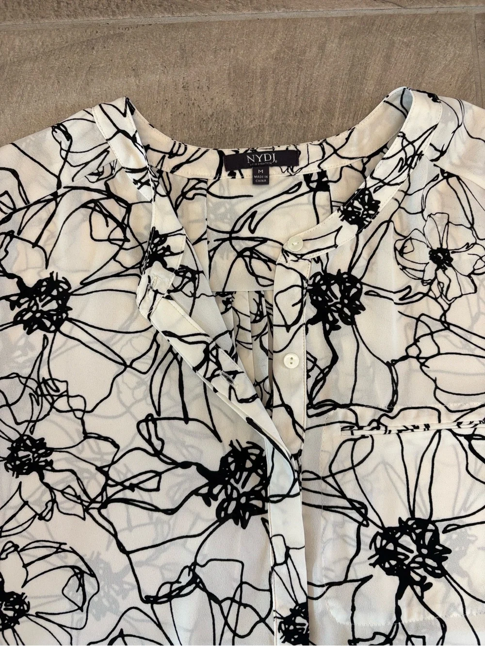 NYDJ Black White Floral Print Button Front Blouse Women’s Medium Office Work M - Picture 3 of 10